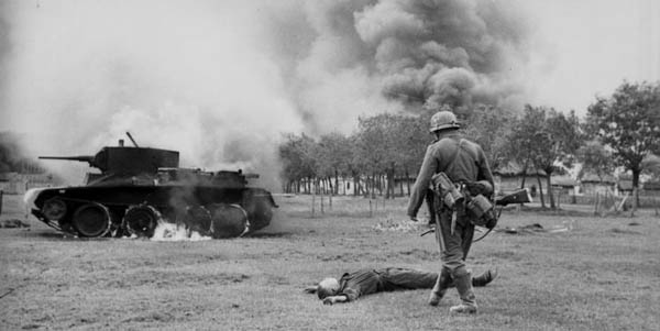 Russland, russischer Gefallener, Panzer BT 7,