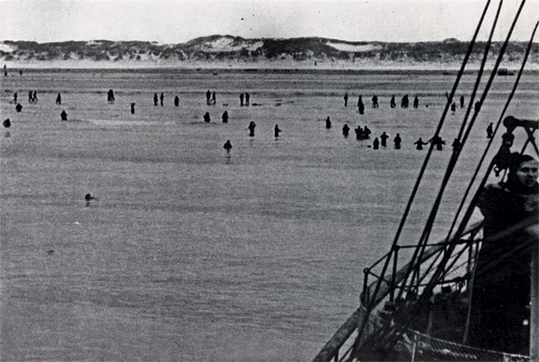 WW2 Dunkirk Allied Troops Wading To Clyde River Steamer May-June 1940