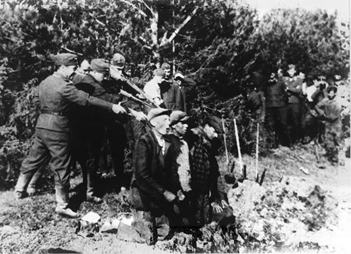 Einsatzgruppen – SS death-squads – in action in Eastern Europe. The image appears to be a snap taken on a personal camera by a unit member. it provides a vivid impression of the work undertaken by Reserve Police Battalion 101.