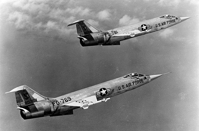 A formation of two USAF Lockheed F-104 Starfighters in flight, c.1960. Image: bagera3005/Deviant Art